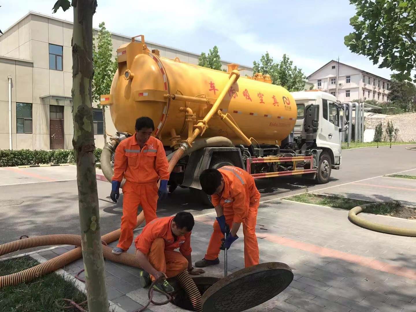 商河管道疏通车停在窨井附近